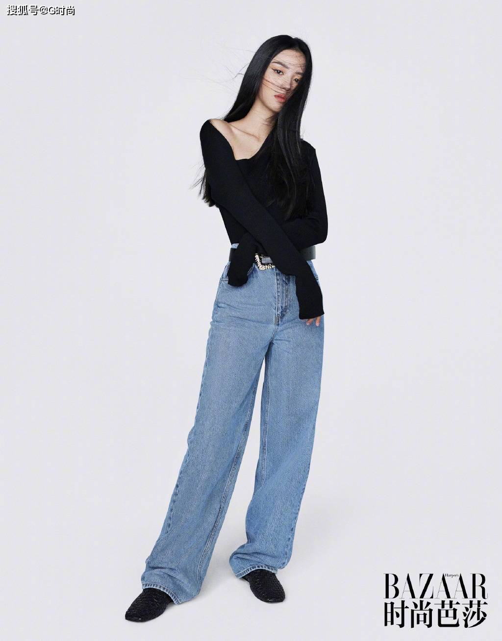 1/ 12 周也的时尚芭莎大片曝光,凌乱发丝下深邃的