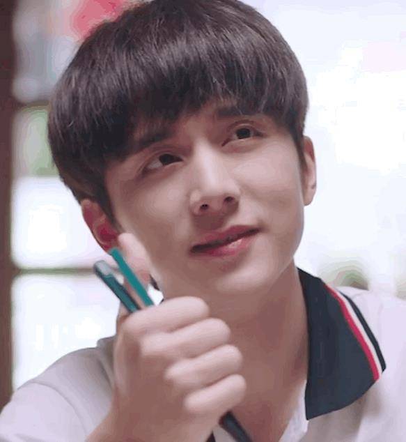 贺子秋正准备试衣服,不料李尖尖闯门就进,之后一幕