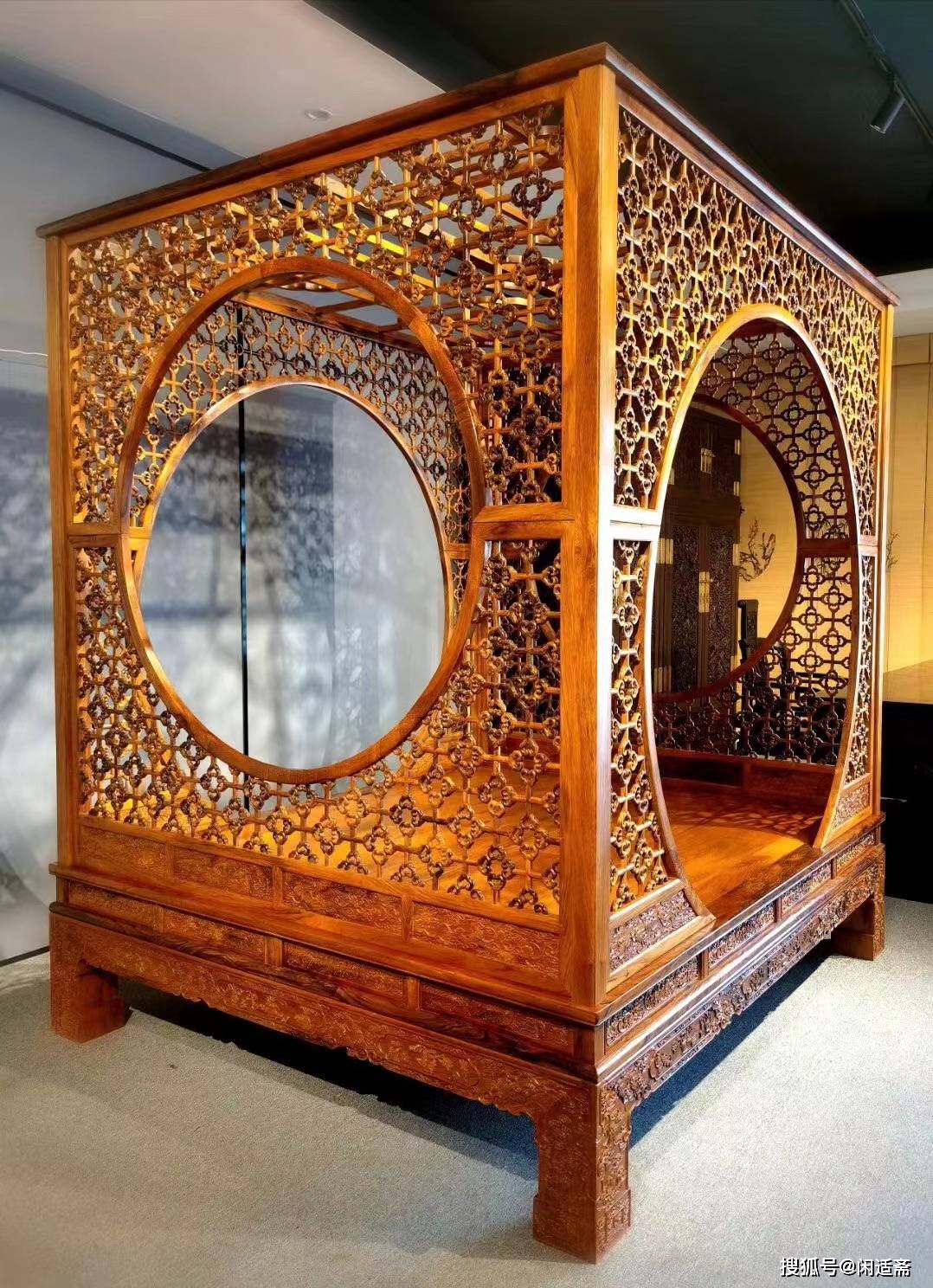 黄花梨全老料双窗双月洞梅花架子床