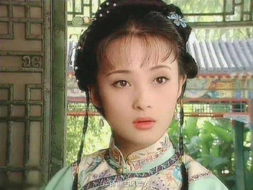 蒋勤勤曾在《苍天有泪》中饰演性格温婉柔弱的萧家大小姐萧雨凤