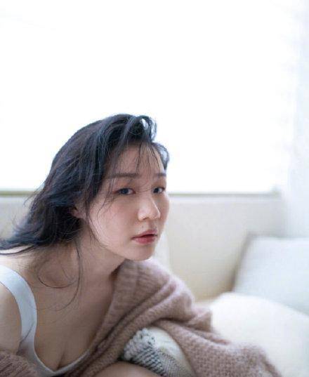 名门泽佳:金靖一改往日谐星风格!黑白穿搭拍电影质感大片效果温柔随性