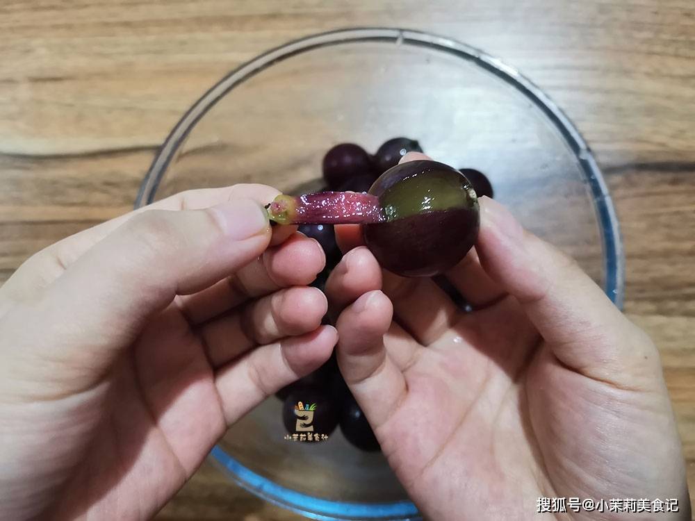 这样其实就很容易将葡萄皮剥下来了.