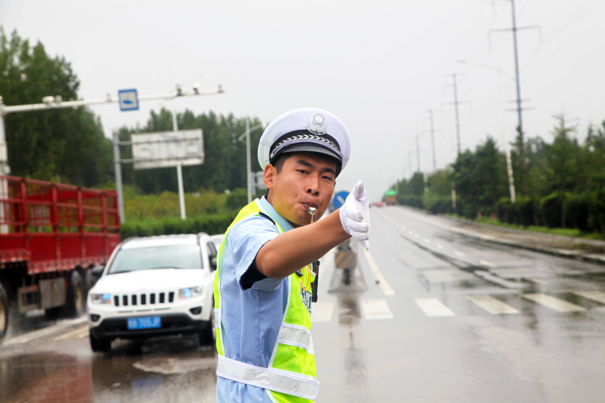 费县:强降雨多路口信号灯"罢工 交警风雨中指挥疏导交通