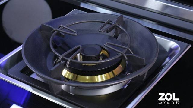 灶具底座部分采用的下沉式不锈钢盛液盘,当出现溢液情况时不会让台面