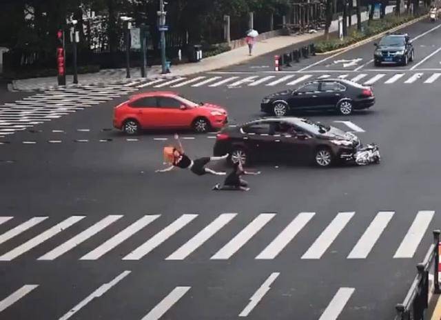 为交警点赞学生骑电动车闯红灯被撞飞处理结果让人拍手称快