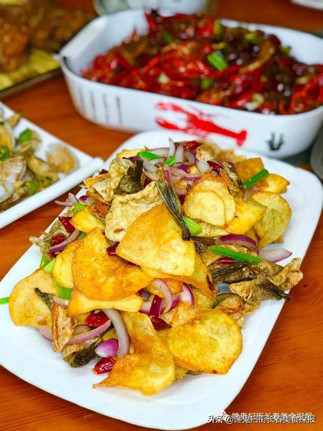 特别推荐这个鱼皮土豆片,鱼皮焦脆,土豆片炸得干香,咬在嘴里咯吱咯吱