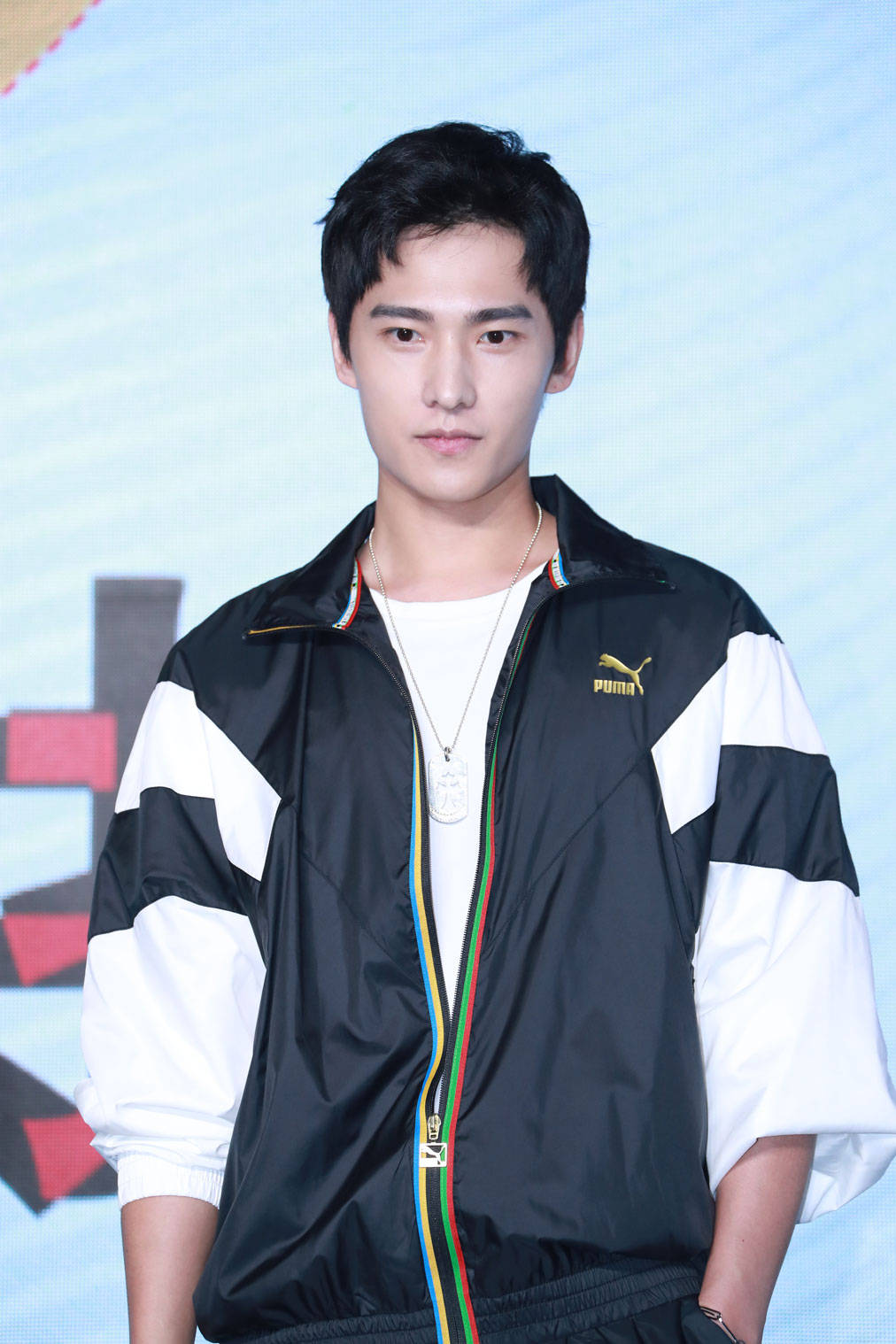 杨洋运动装亮相青春飞扬 笑称录《哥哥》像参加夏令营