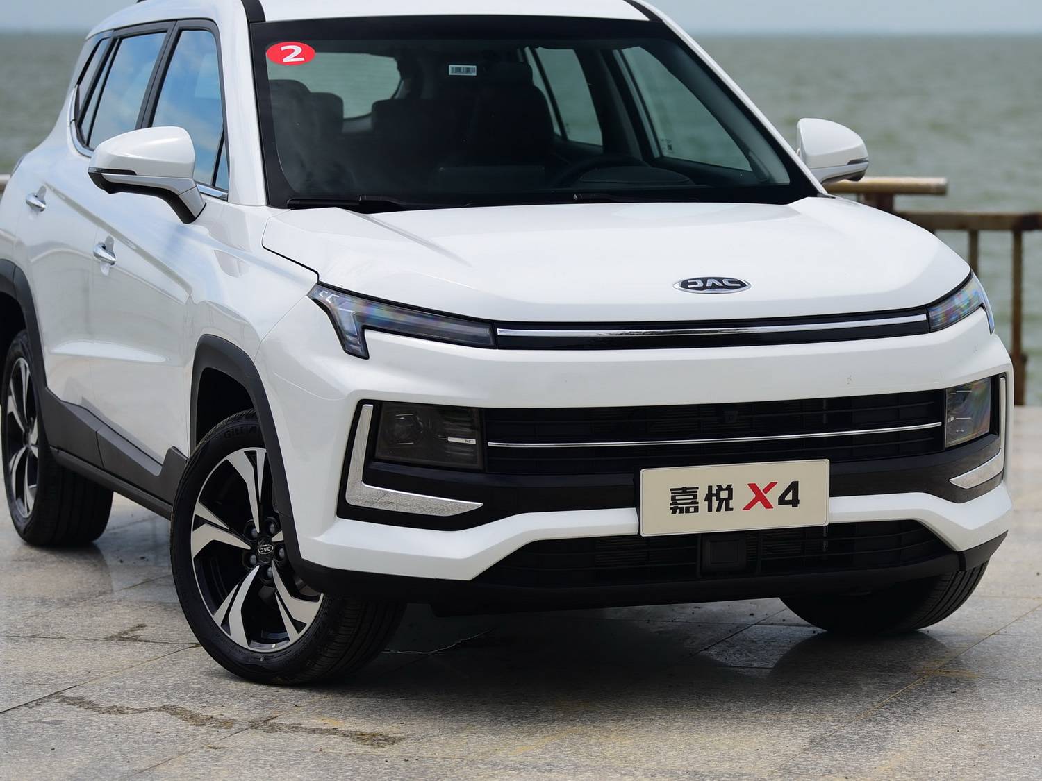 外观造型潮范十足试驾江淮嘉悦x4