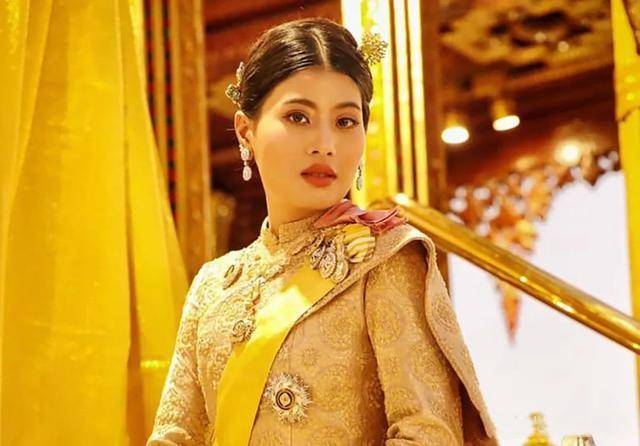 泰王33岁小女儿真任性游行敢玩手机拍拍拍完全不怯苏提达