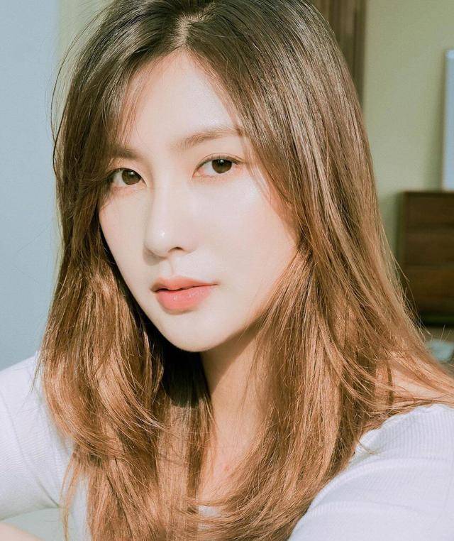 于2011年成立,成员包括朴初珑,尹普美,郑恩地,孙娜恩,金南珠,吴夏荣