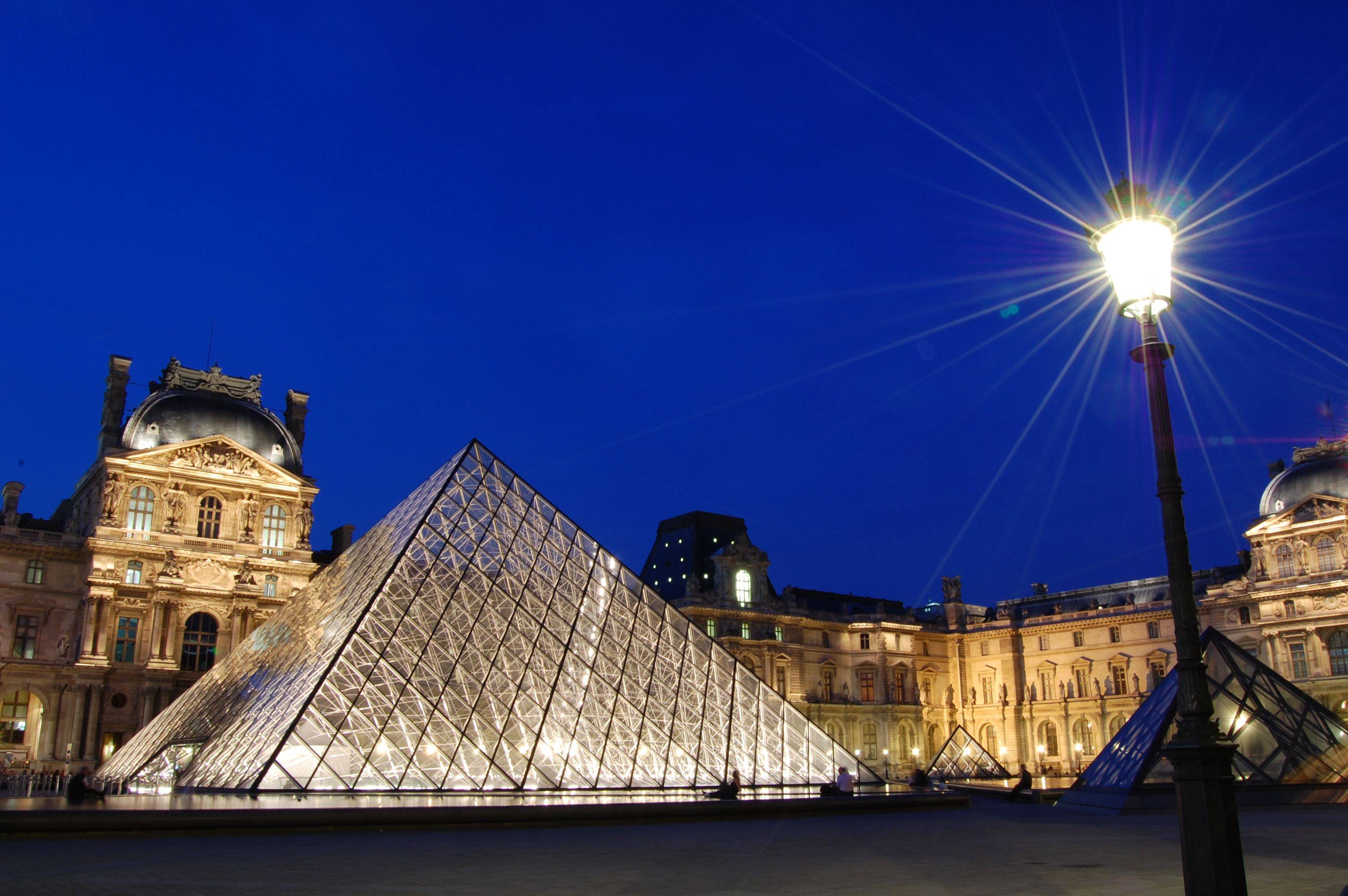 % 枫丹白露宫及其花园,位于塞纳河左岸的枫丹白露镇,距巴黎约60公里