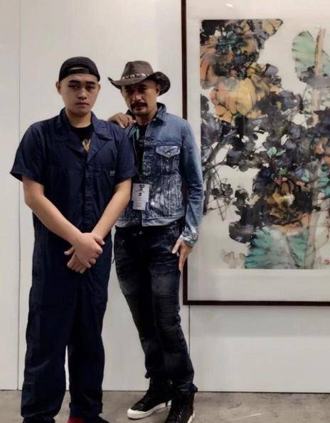 58岁徐锦造型太特别破洞牛仔裤满满硬汉气连警帽都用上了