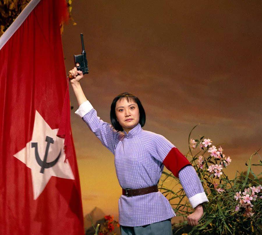 我班有个女生学唱京剧《杜鹃山》柯湘的片段唱得很好,而且就连头型都