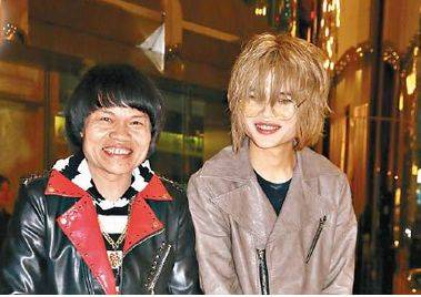 他曾跟周星驰合作,饰演多个丑角,大家是否还记得"八两金"_儿子