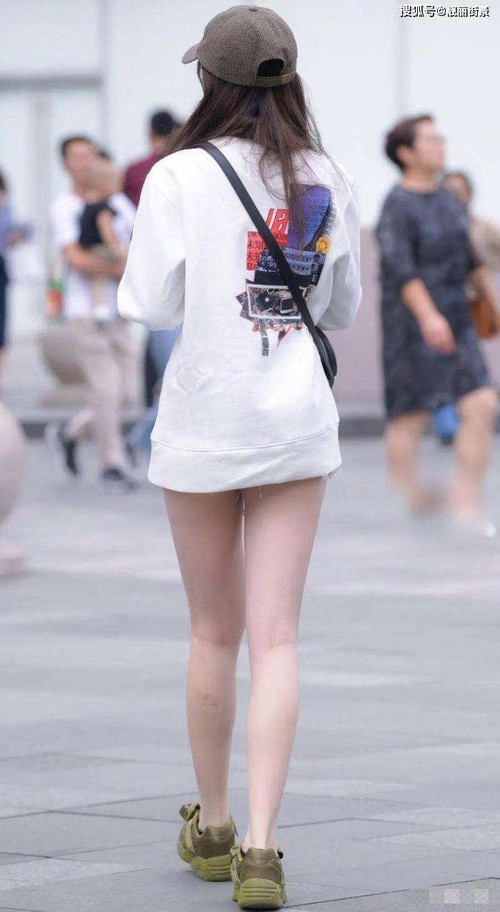 原创印花卫衣搭配热裤,新的时尚潮流