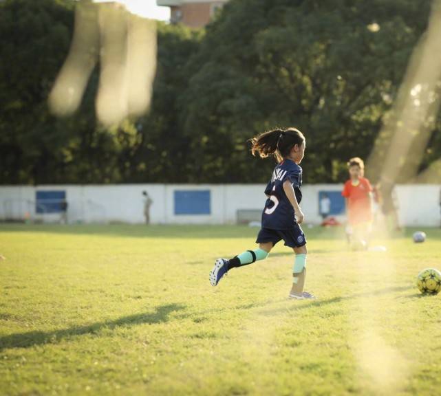 孙俪晒女儿小花近照小姑娘性格神似男孩子穿蓝球衣打球好熟练