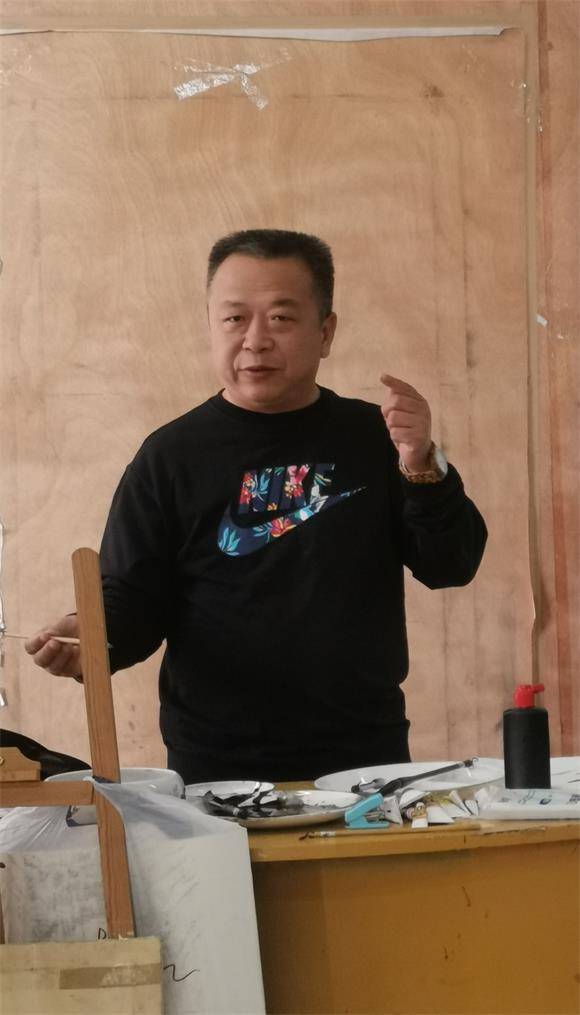 著名画家朱峰新独辟蹊径学术艺德育人