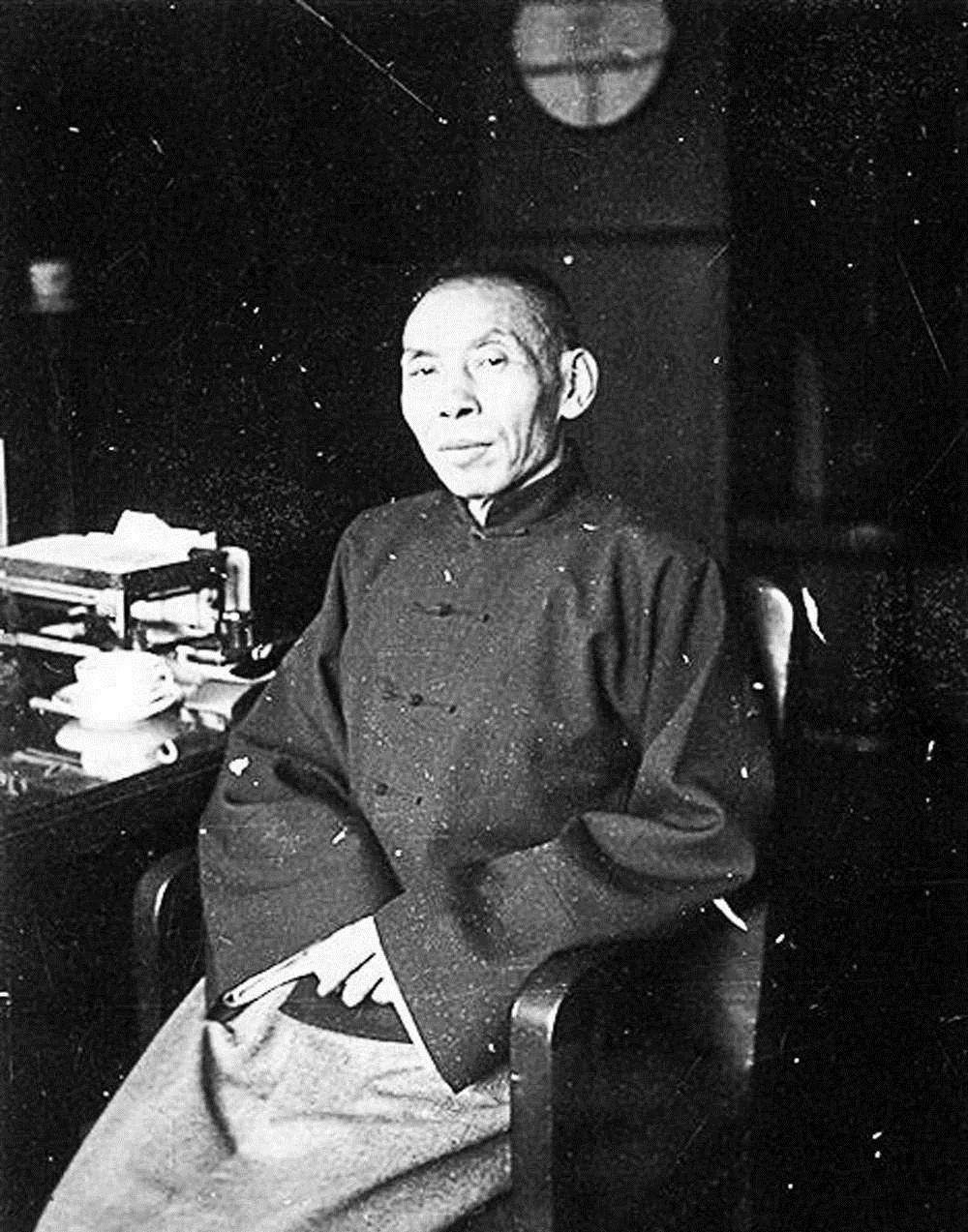 杜月笙受人敬重,最懂收买人心,为何却将自己结发妻子幽禁十年?