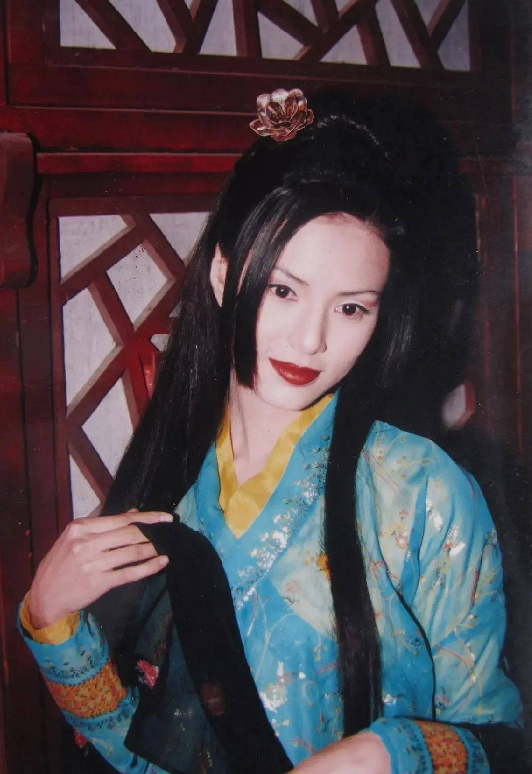 李若彤首次公开年龄快30岁时演小龙女如今成金典