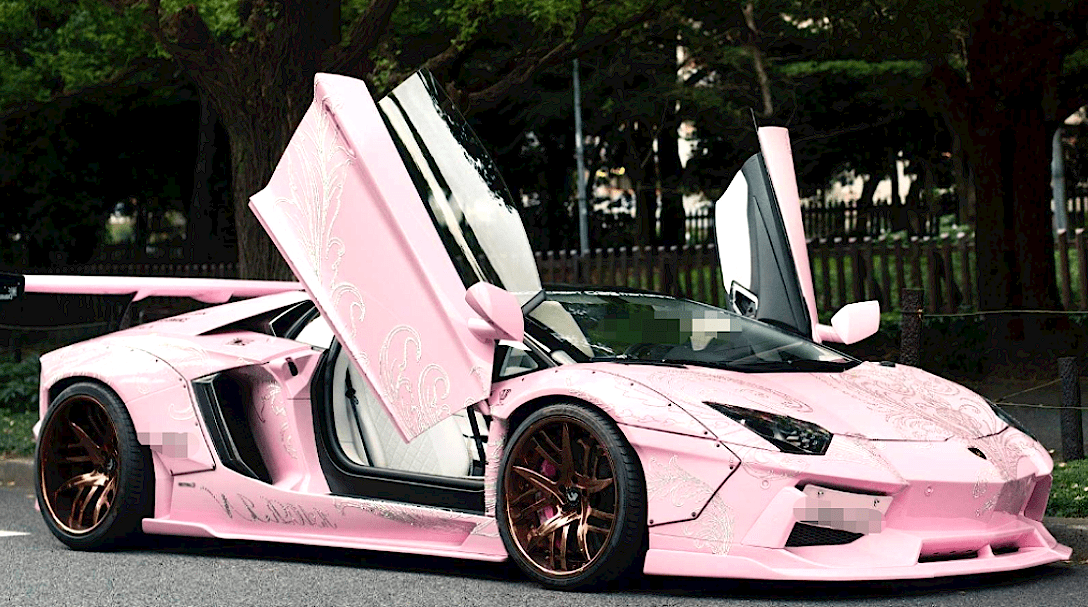 700万兰博基尼现身街头车身樱花粉女车主比车养眼
