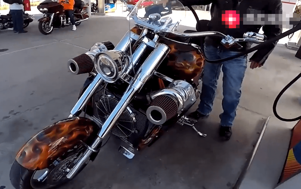 加油站巧遇一台8缸摩托车,马力1200匹,车漆颜色很特别