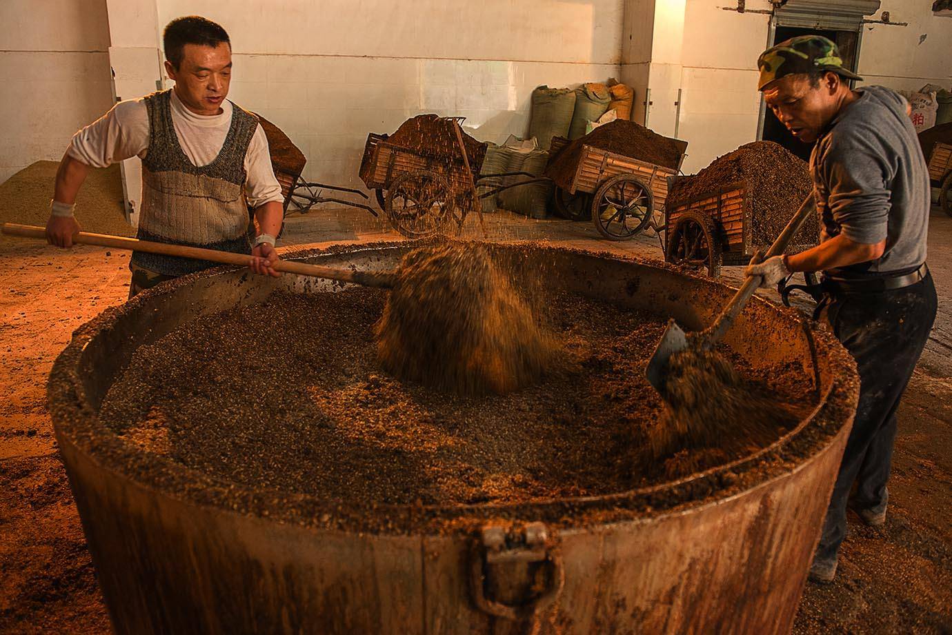 传统酿酒之配糟真全粮酿酒设备胡星杰