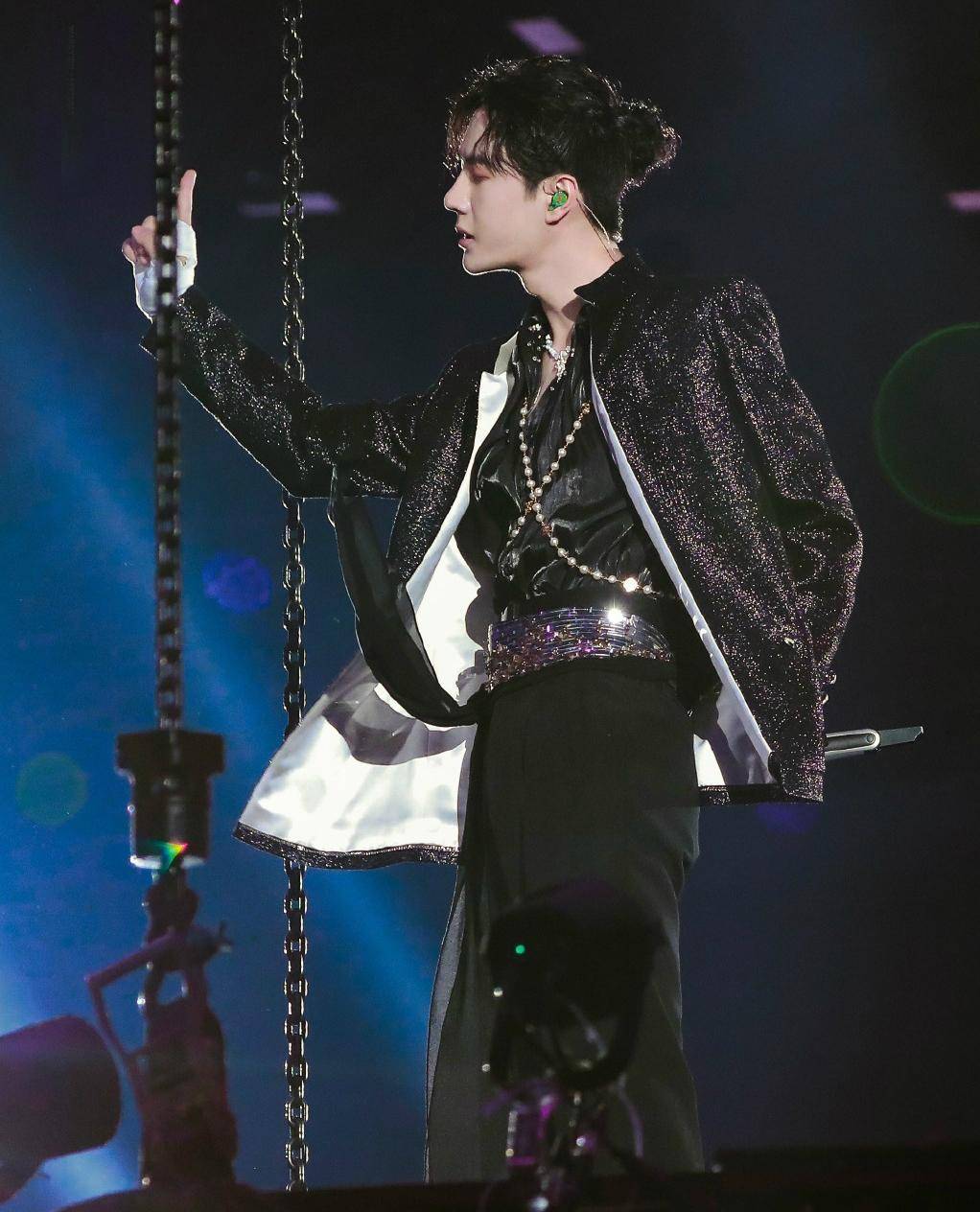 王一博《龙拳》舞台太炸了,但主持时却翻车,嘴瓢后引自己和大张伟偷笑