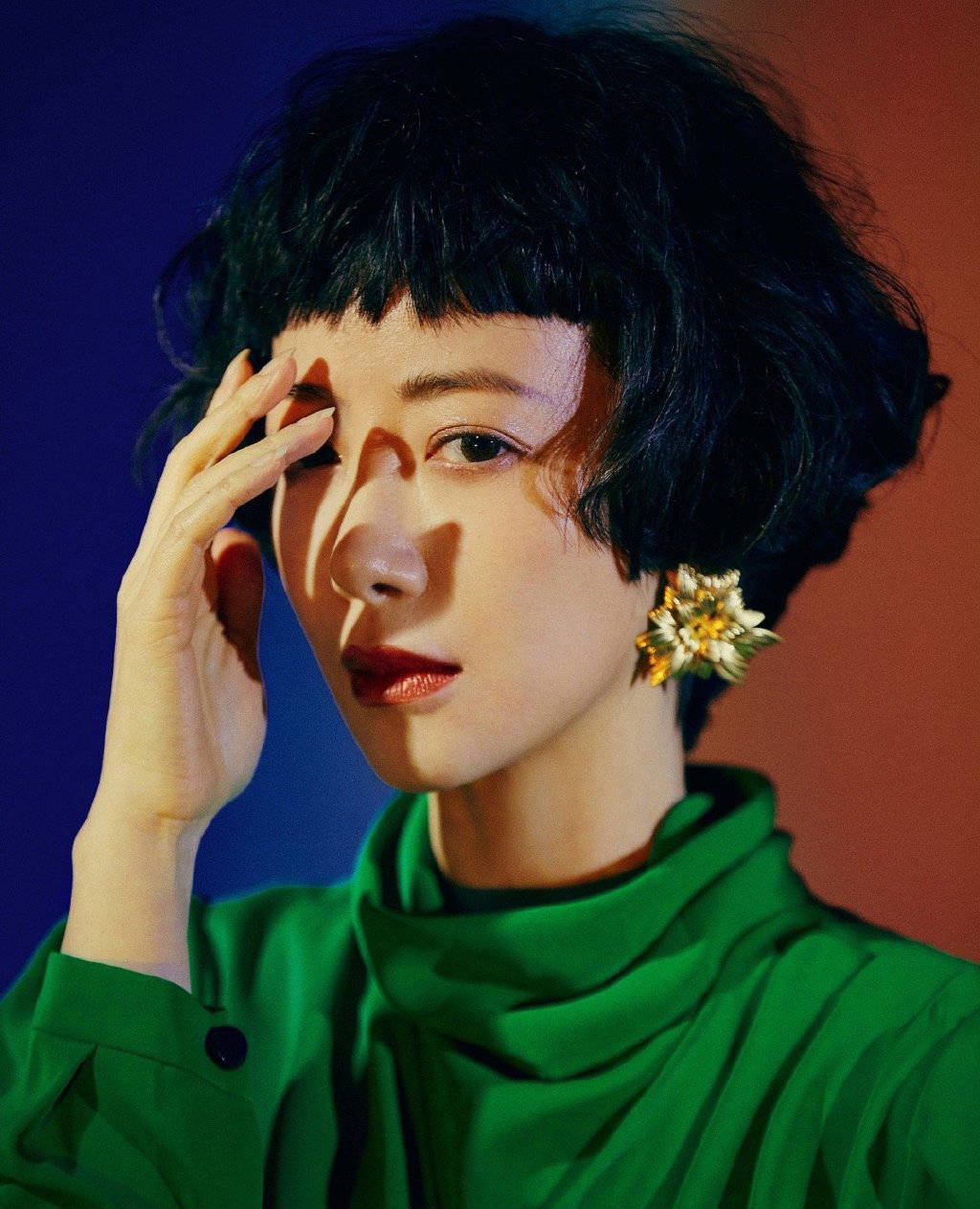 她45岁演"紫衫龙王",今穿绿色裙装戴凌乱假发,复古个性_陈紫函