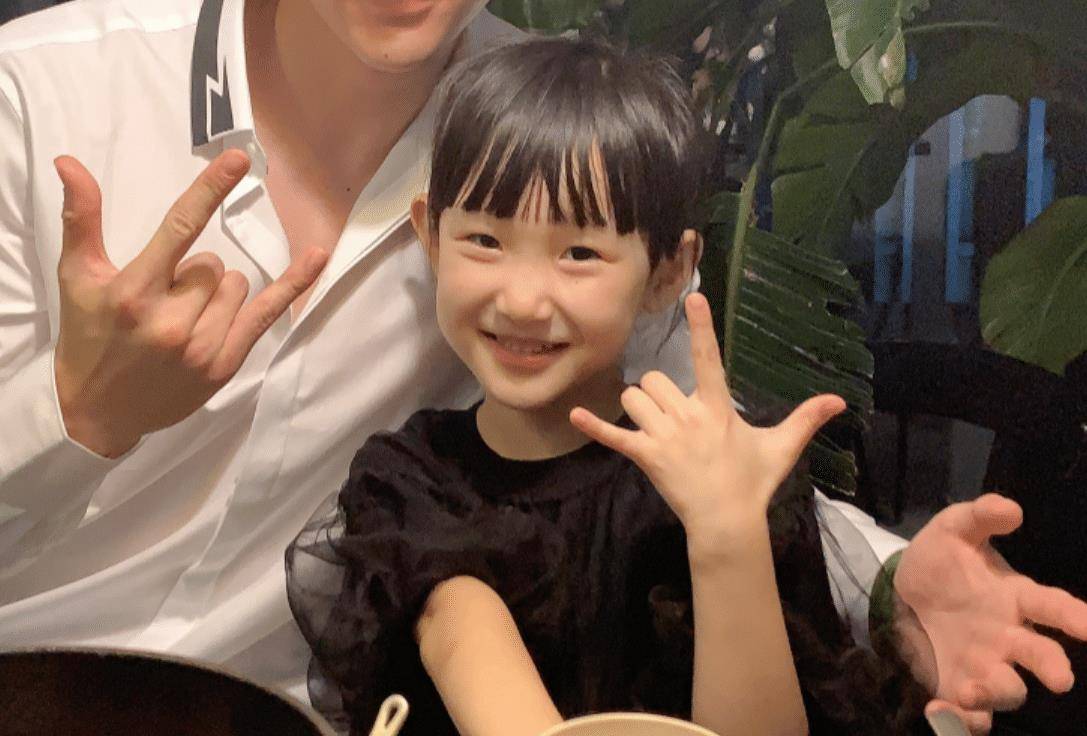 白冰前夫与女儿庆祝毕业,我却注意女儿五官,可爱却未遗传妈妈优点