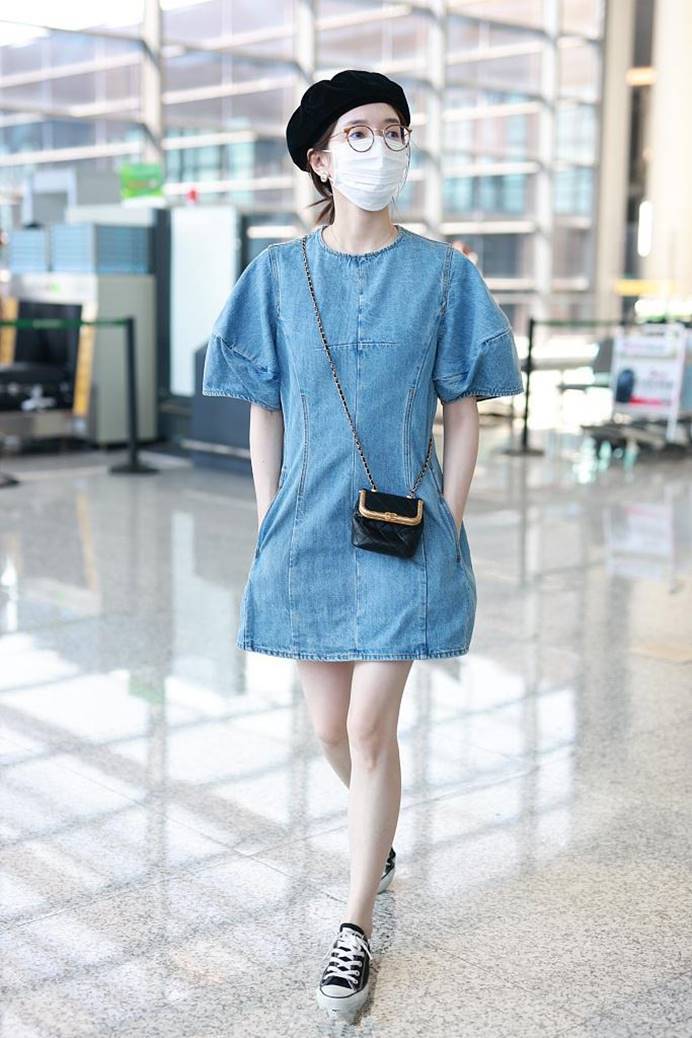 江疏影火了以后更会穿,"娃娃裙 帆布鞋"比少女还灵动,太撩人_女孩