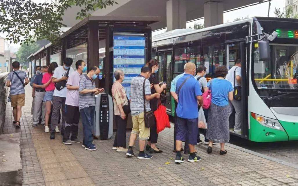 青岛:市民排队乘车一小步,体现城市文明一大步!