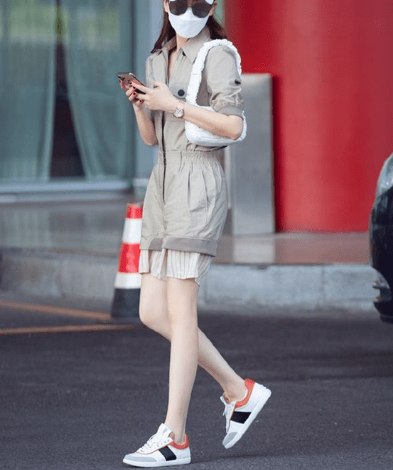给整体造型增添了几分甜美感,在鞋子方面,戚薇搭配了一款小白鞋,经典