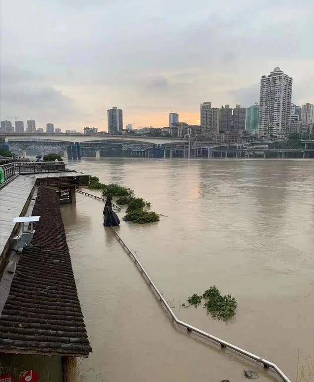 原创洪水过境重庆主城:轻轨变水上漂,喜来登酒店进水,钟楼广场看海