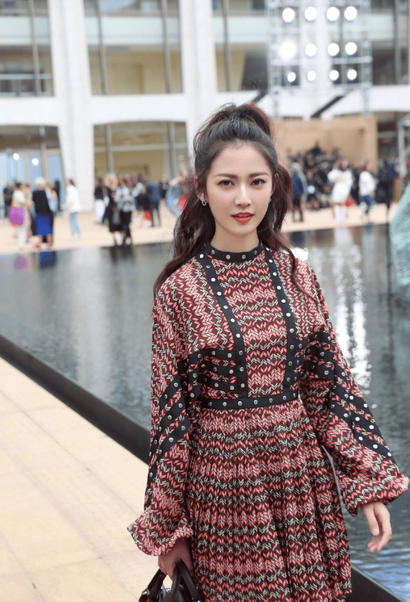 陈钰琪梦幻紫连衣裙,元气少女十足很清爽,脚踩人字拖也很有范