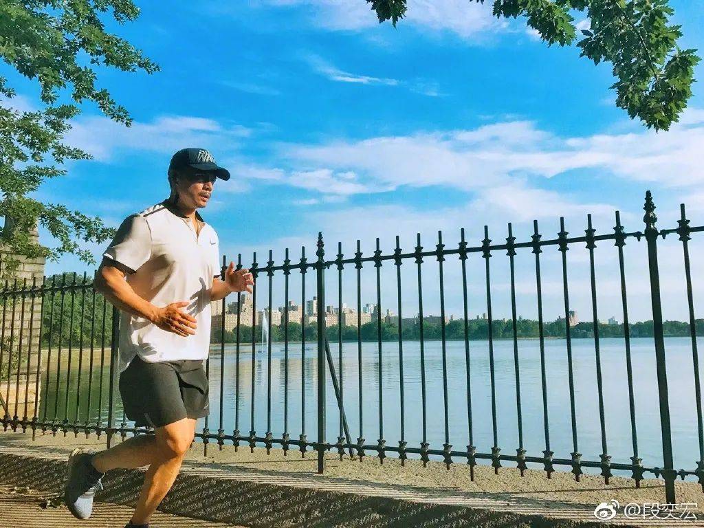 46岁李健上热搜你以为的文弱书生其实是个健身狂魔