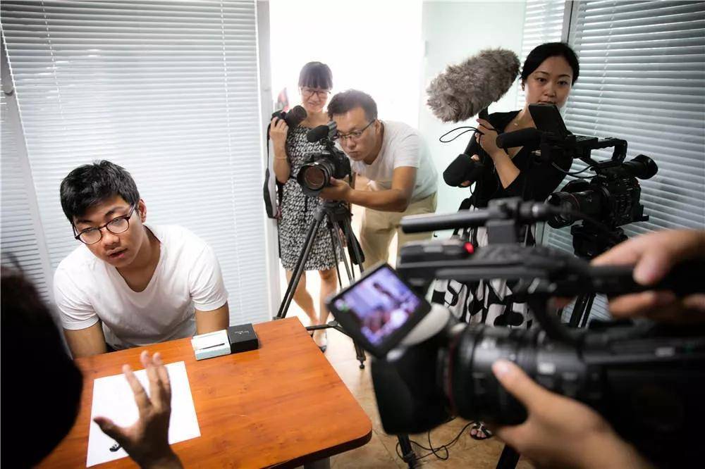 成长纪录片,在央视大火:新一代终于不再争着当官,赚钱,买房_池亦洋