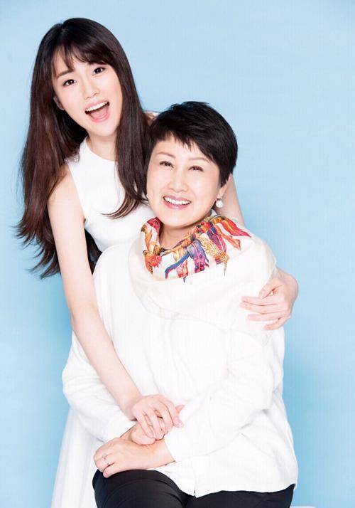 张凯丽闫妮捧女儿收效甚微,而他的女儿未捧先火_焦曼婷