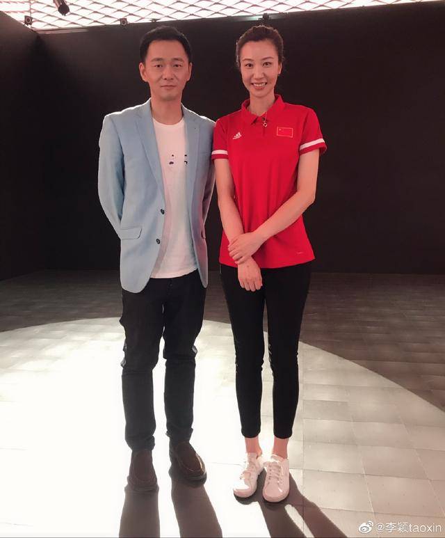 前女排国手与多位央视名嘴同台,对着镜头比心太有爱_李颖