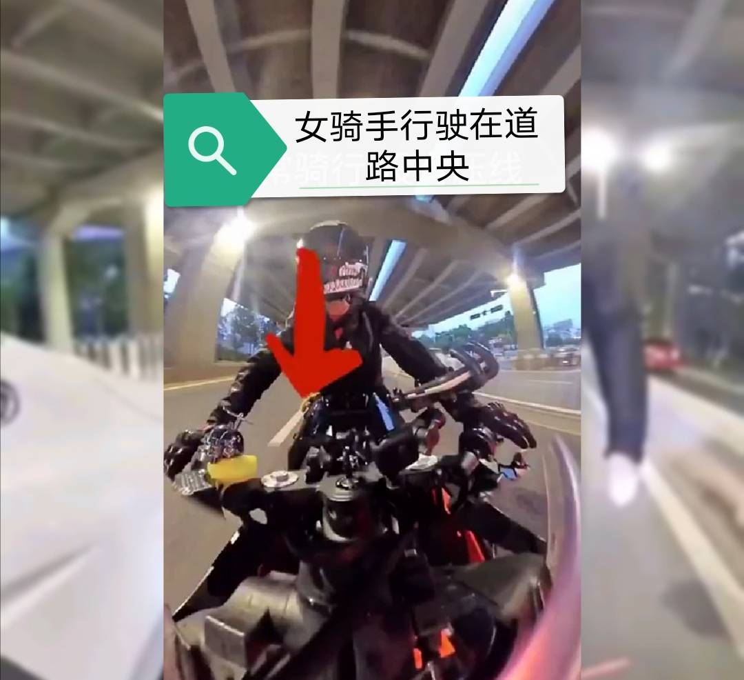 昆明女骑士快车道骑行险被撞,与轿车司机互相指责,被对方竖中指_摩托