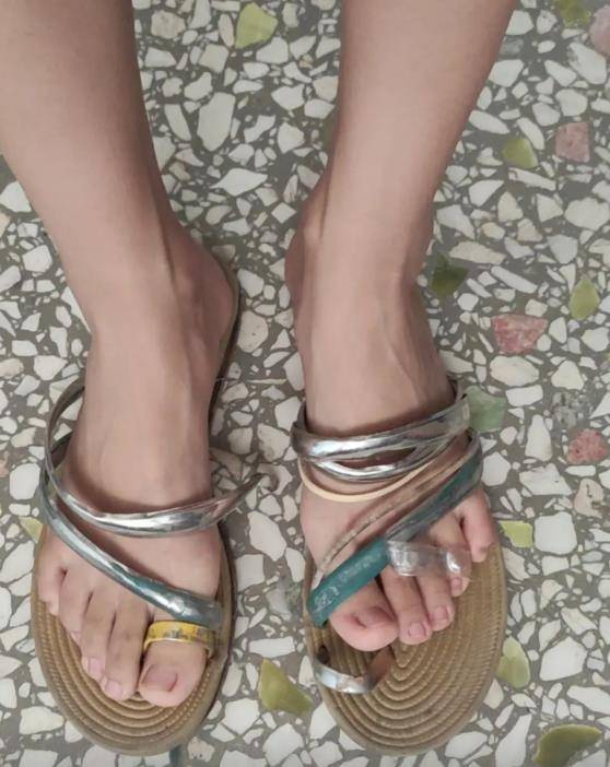"女朋友把她穿了三年的烂拖鞋发给我看,她是什么意思?