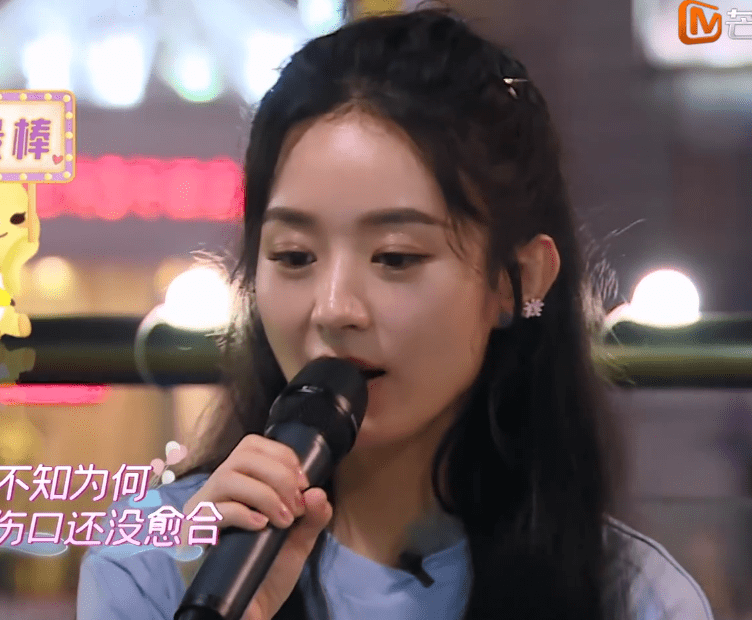 在众人一起唱ktv的时候,赵丽颖就一个人坐在边边静静的看着,偶尔轮到