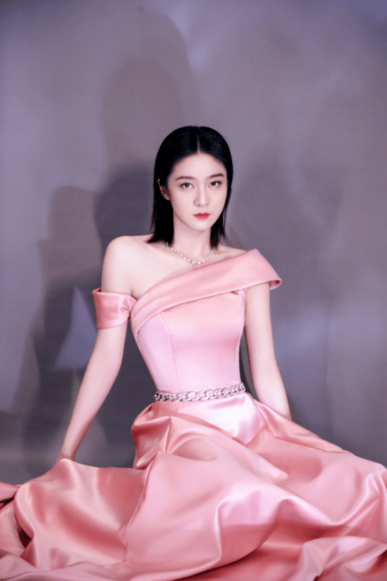 张雪迎粉色长裙露出少女肩这体态不得不服网友年轻真好