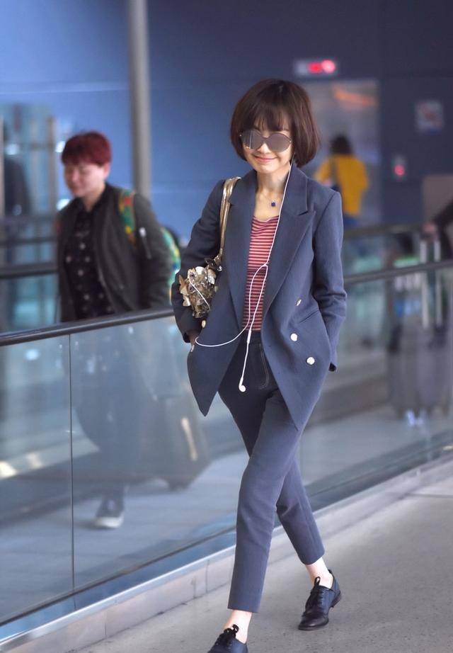 原创鲁豫瘦是瘦却有气场一套休闲西装造型走机场时髦得哪像50岁