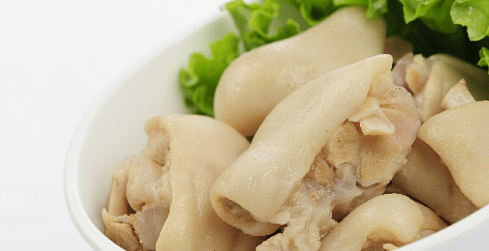 放入猪蹄块,大火烧开,捞出沥干备用,1,花生洗净,在盐水中浸泡1小时