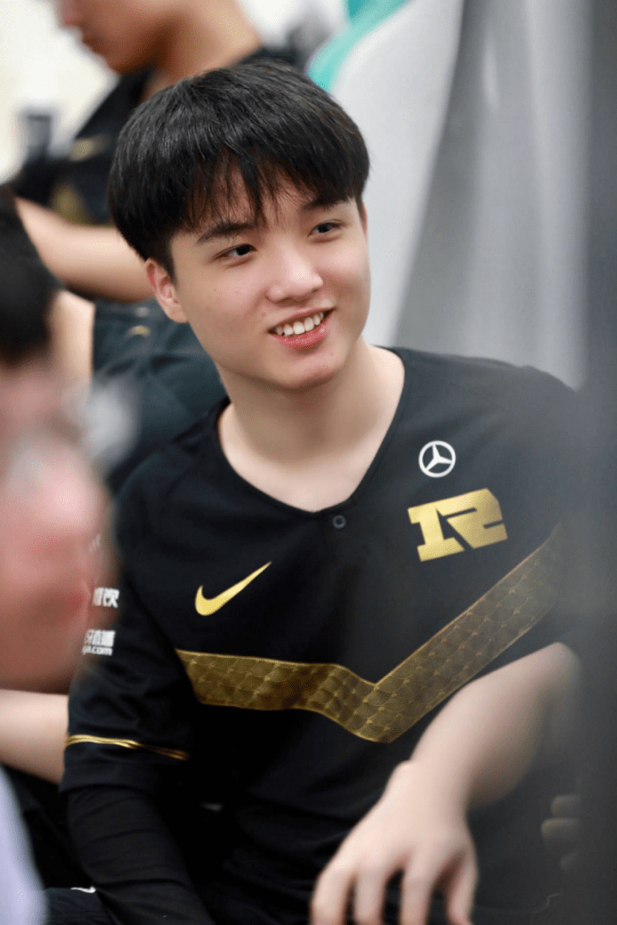 wei转会去rng是假!es经理出面澄清wei在基地,怎么突然要转会