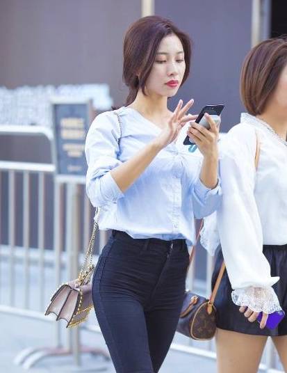 原创90后美女身材曼妙多姿黑色紧身裤街头大秀凹造型闺蜜眼神冒出