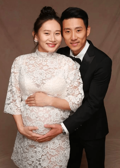 34岁体操冠军滕海滨当教练,被妻子倒追8年,如今照顾女儿成奶爸_张楠