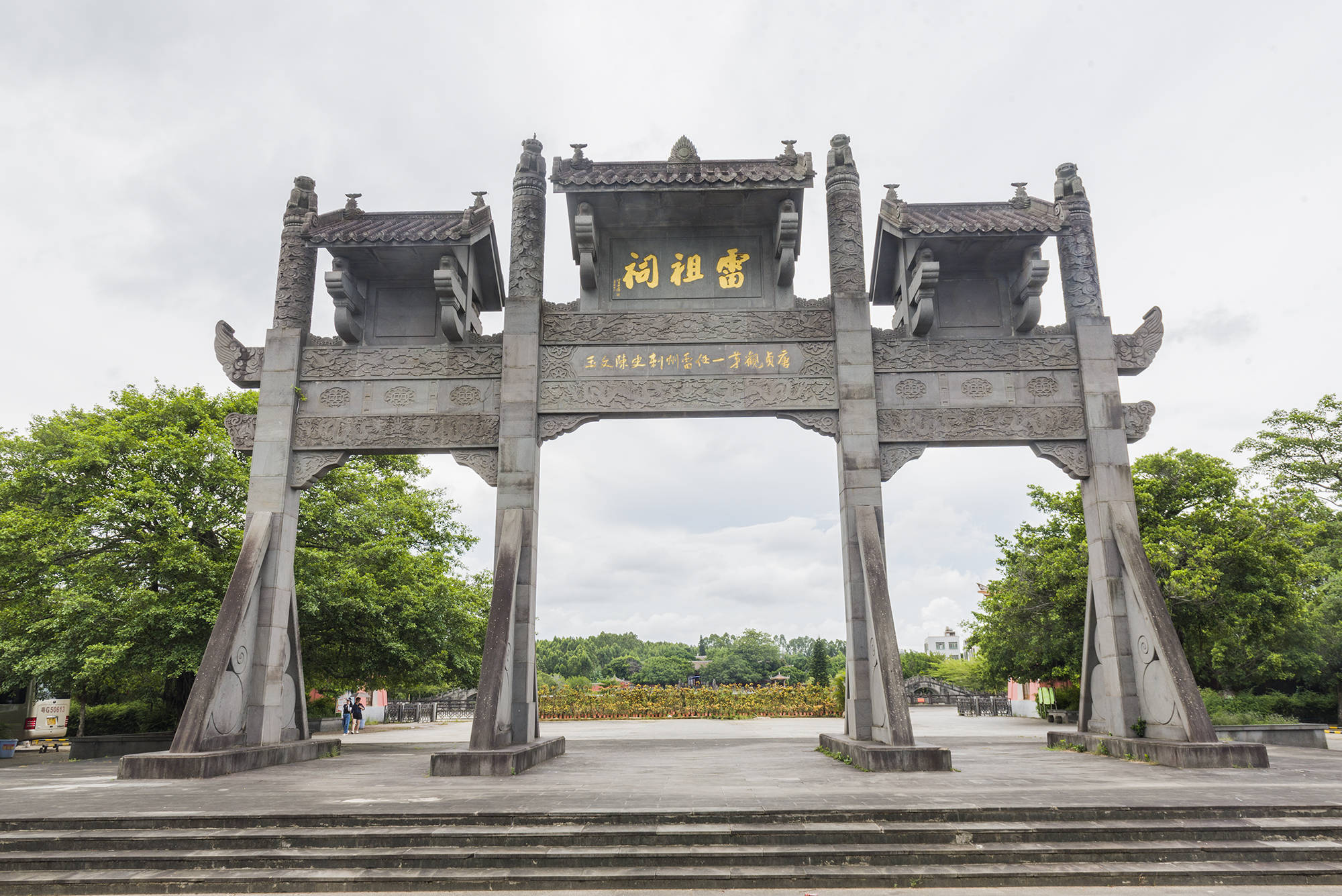 雷祖祠的外观与中国其它庙宇并没有什么特别不同,正殿依次供奉着