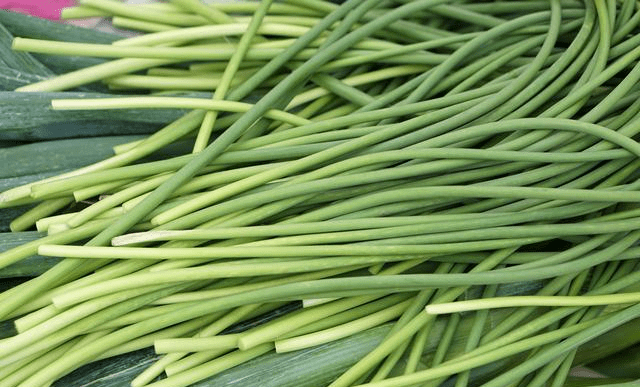 买蒜苔怎么选?看看种蒜老农怎么说的_大蒜