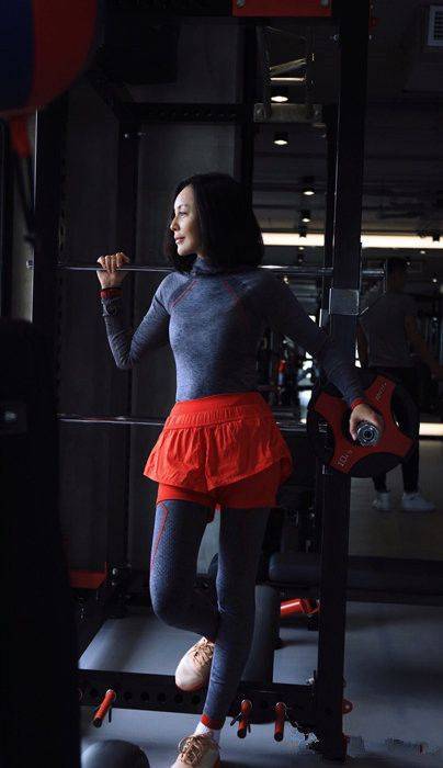 王琳虽然脸部衰老明显,但搭配一身白色西装,尽显优雅女人味!